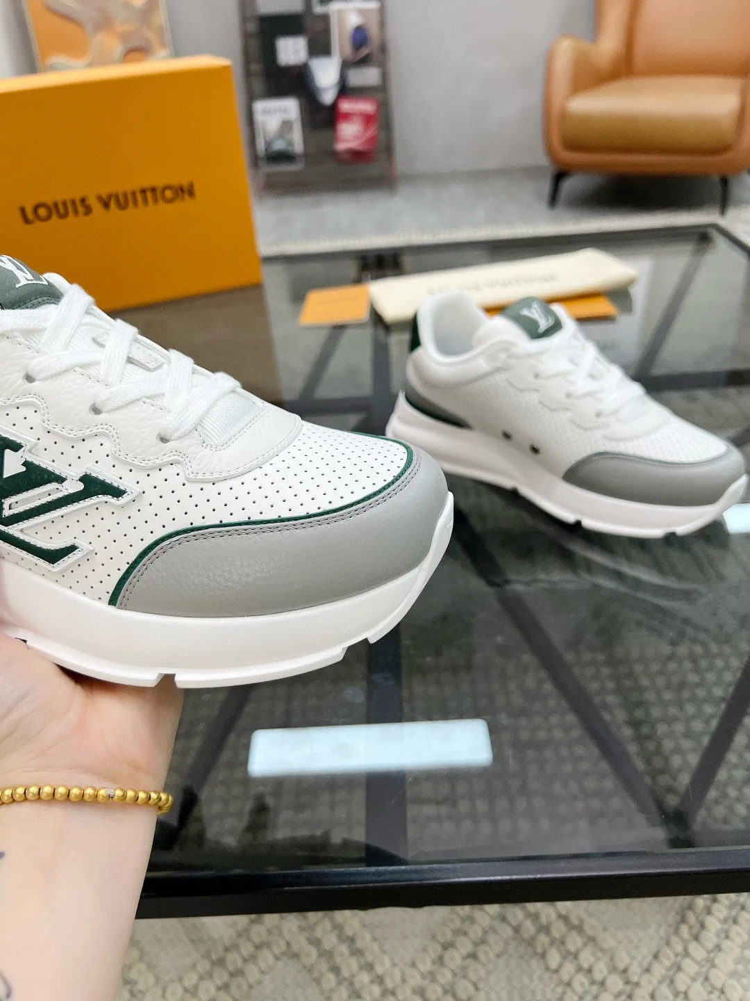 Factory price: 460💰Lv🔍Top purchasing agent🇮🇹 Road The most popular sports shoes for street men are available at the same counter. The uppers are imported cowhide fabrics from Italy, high-quality spliced colorful and complex handicrafts, imported comfortable mesh linings, soles: original soles specially provided by the original factory, T men's men's shoes 💰U foam exclusive movable molded soles are super comfortable, original factory and single goods, 🔍🔍high quality, you can enter and exit the counter at will, welcome to compare, code number 38-44, (45 customized)